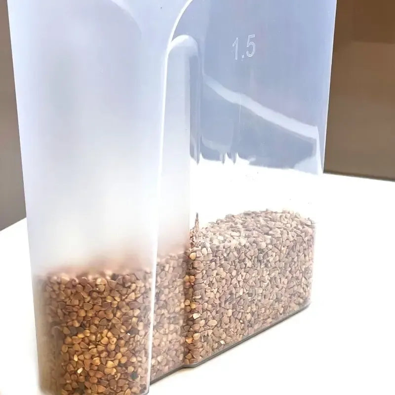 Stilingas ir praktiškas 2,4L plastikinis birių produktų indas su dozatoriumi, patogus maisto saugojimui ir dozavimui.