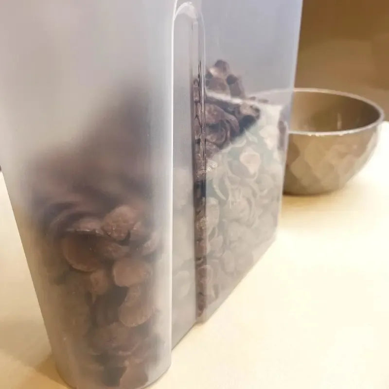Stilingas ir praktiškas plastikinis birių produktų indas 2,4L, tinkamas maisto saugojimui su dozatoriumi.