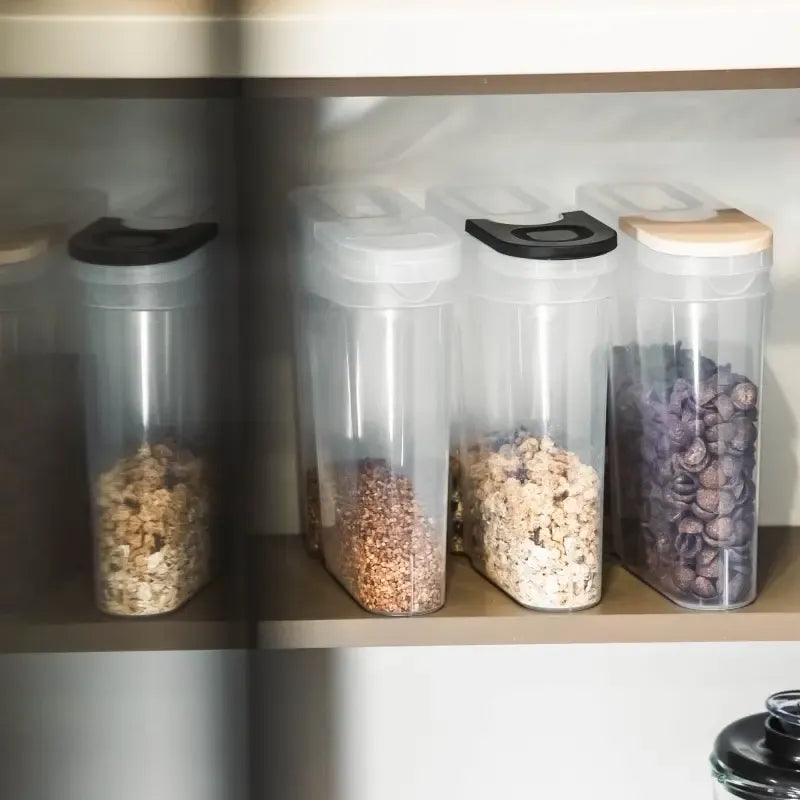 Stilingas ir praktiškas plastikinis birių produktų indas 2,4L, tinkamas maisto laikymui ir dozavimui.