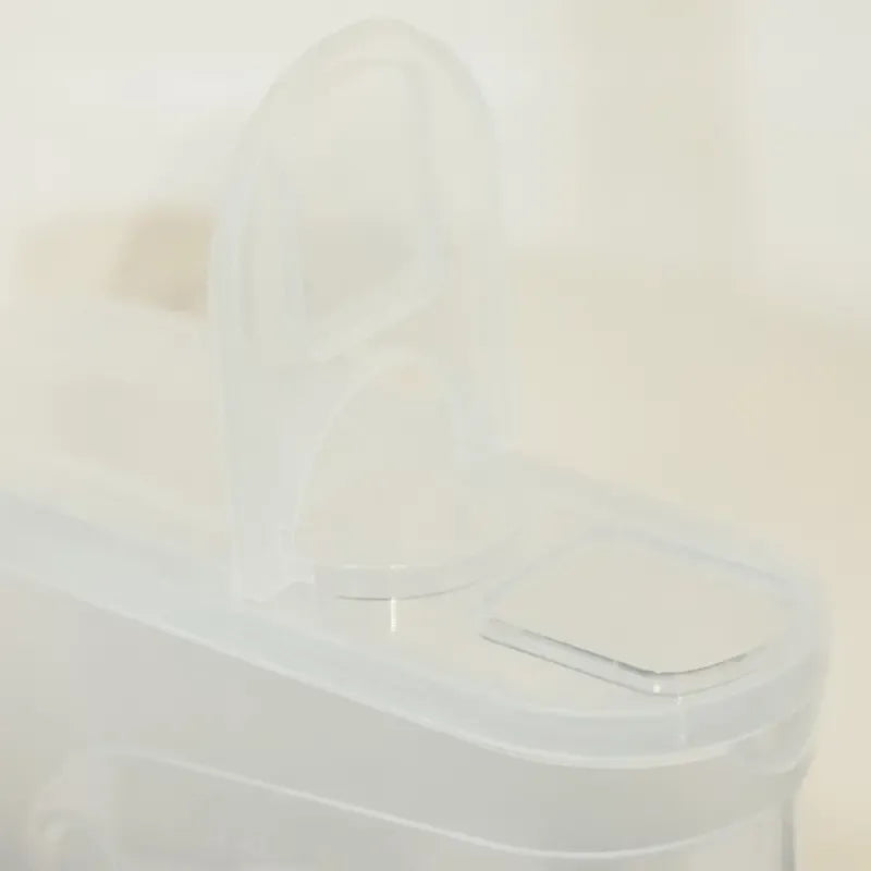 Stilingas ir praktiškas plastikinis birių produktų indas su 2,4L talpa, maisto dozatorius namams ar virtuvei.