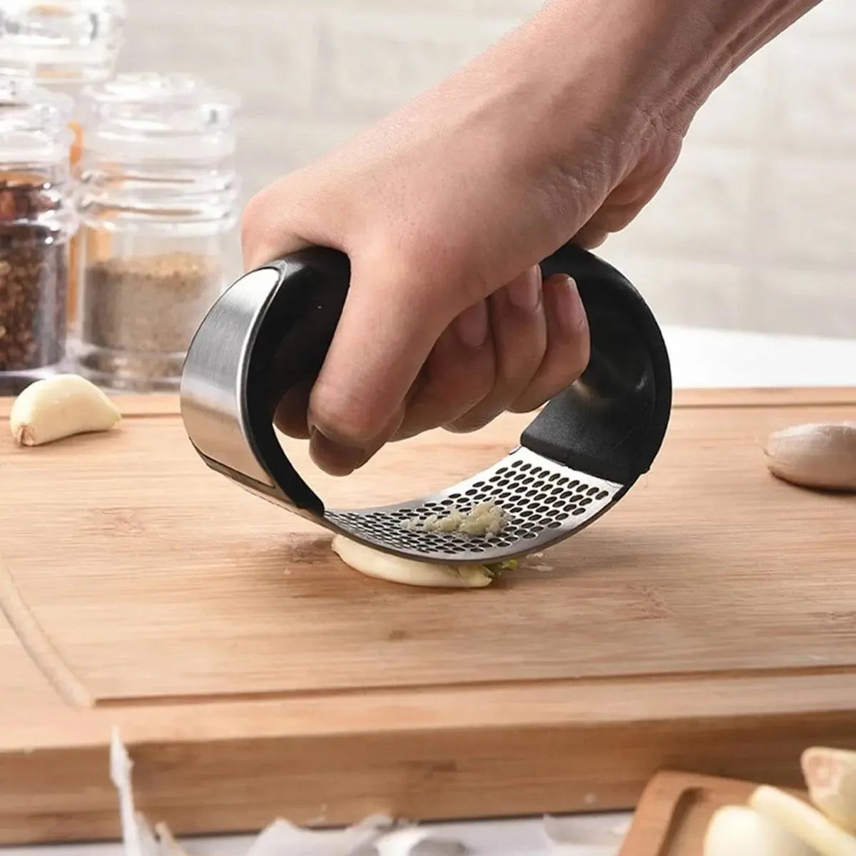 Nerūdijančio plieno česnako presas su ergonominiu rankena, skirtas lengvai spausti česnaką.