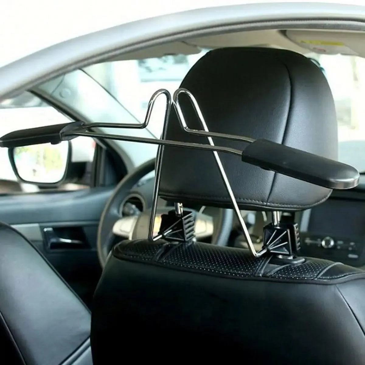 Chromuota automobiliška pakaba drabužiams, tvirtinama prie automobilio, su kabliukais ir chromuotu paviršiumi.