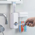 Dantų šepetėlių laikiklis su dantų pastos dozatoriumi, baltas, plastikinis, vonios kambario aksesuaras.
