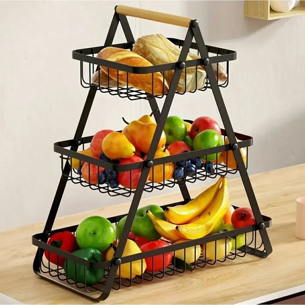 Spalvingas daržovių ir vaisių krepšelis su šviežiais produktai, įskaitant obuolius, morkas ir vynuoges.