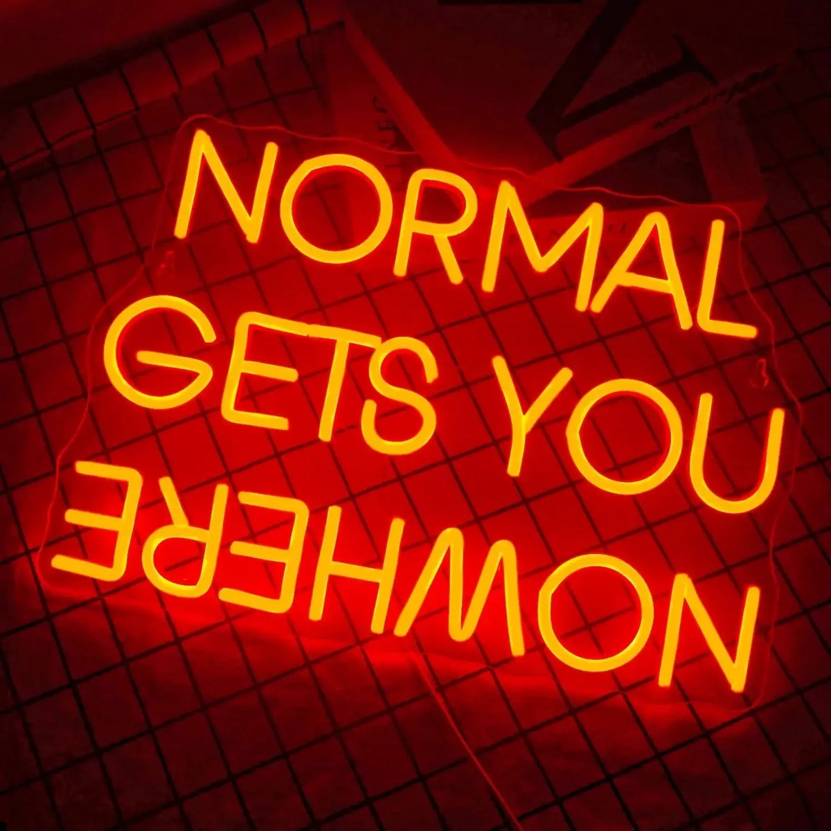 Dekoratyvinis LED šviestuvas "Normal Gets You Nowhere" su moderniu dizainu, šviečia šiltu baltu apšvietimu, dekoratyvinis namų interjerui