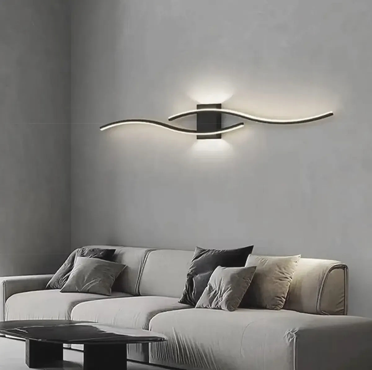 Dekoratyvinis LED sieninis šviestuvas 24W su moderniu dizainu, šviečia šiltu ir tolygiu apšvietimu.