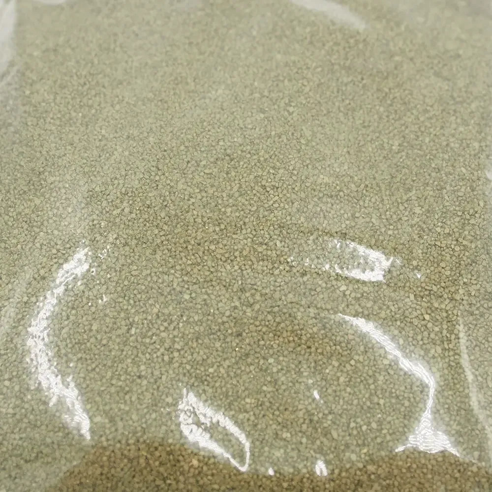 Dekoratyvinis chaki spalvos smėlis, 500 g, puikiai tinka dekoracijoms ir kraštovaizdžio projektams.