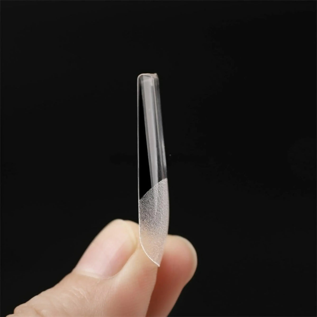 Dirbtinių nagų rinkinys su 240 kvadratinės formos profesionaliais nagų antgaliais, įvairių dydžių ir stilių.