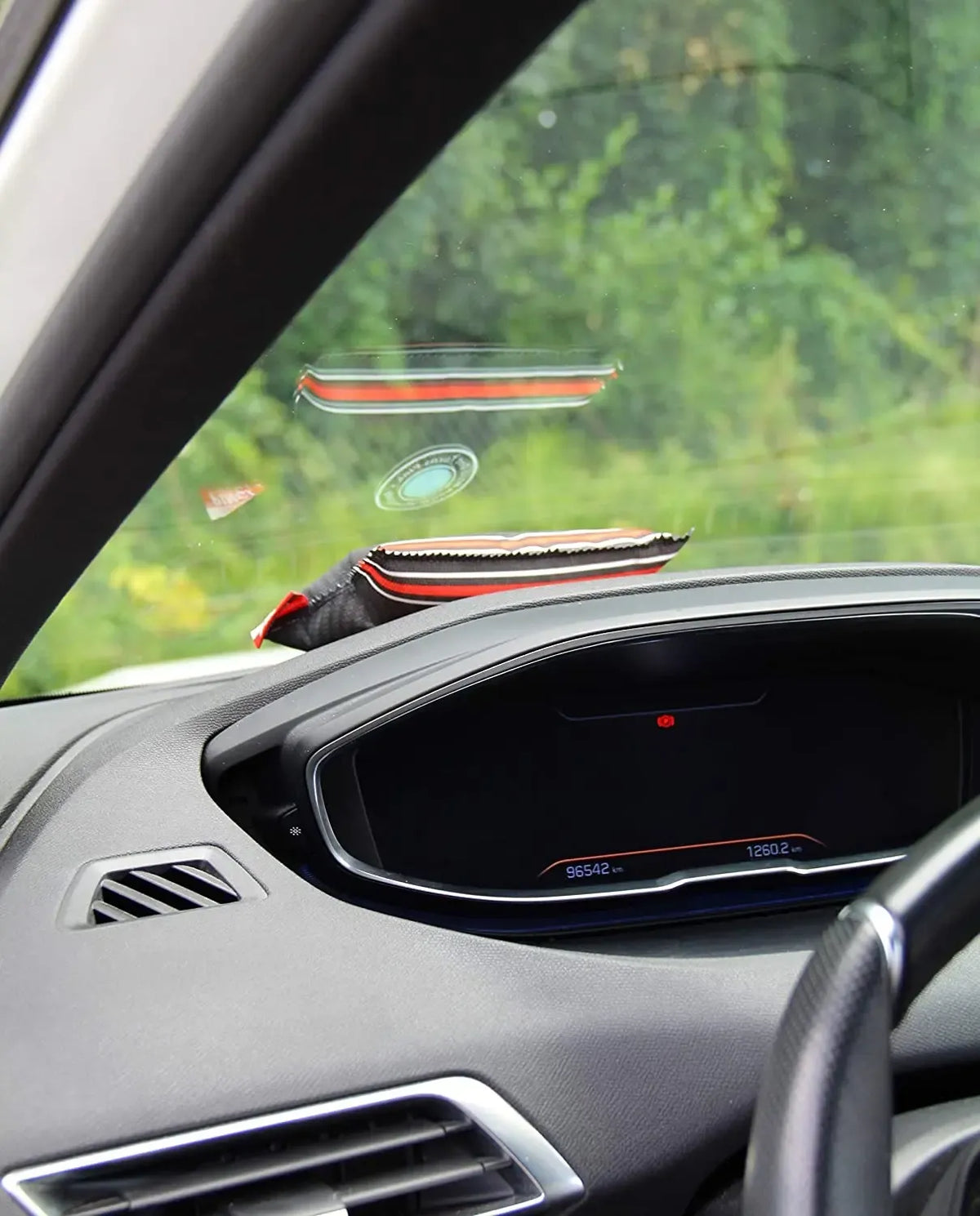 Drėgmę sugerianti automobilių pagalvėlė, tinkanti drėgmei ir kondensatui sugeri, skirta automobilių interjerui.