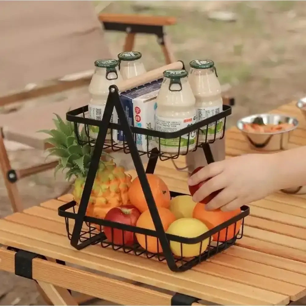 Dviejų pakopų vaisių ir daržovių krepšelis su šviežiais obuoliais, bananais ir morkomis, natūralių produktų rinkinys.