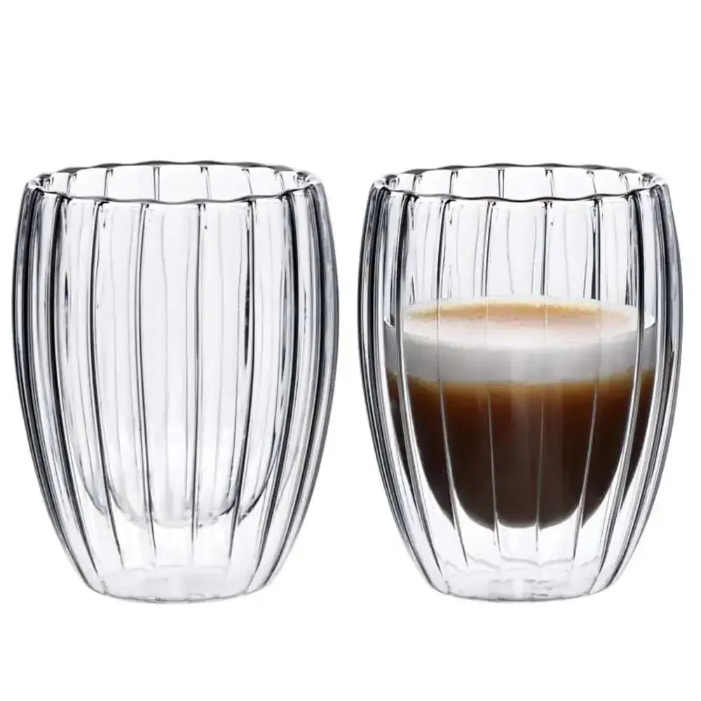 Dvigubo stiklo puodelis, 250 ml, aiškiai matomas su šviesos atspindžiais ir švariu dizainu.