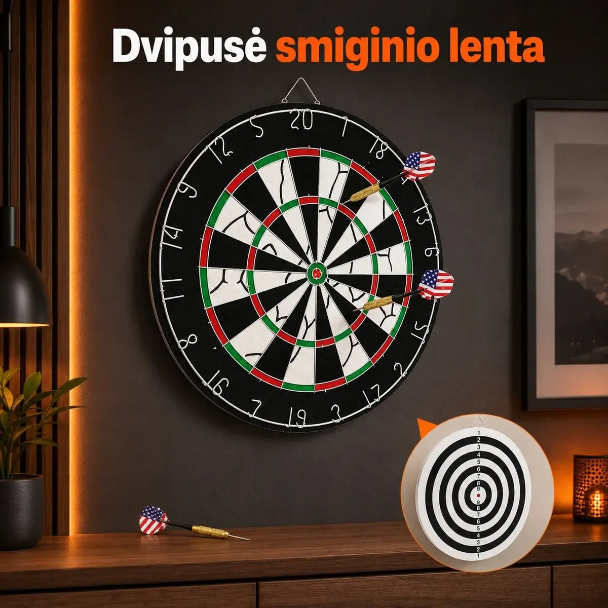 Dvipusis smiginio taikinys su strėlytėmis, žaidimo įrenginys, su spalvingais taikinio žymėjimais ir strėlytėmis.