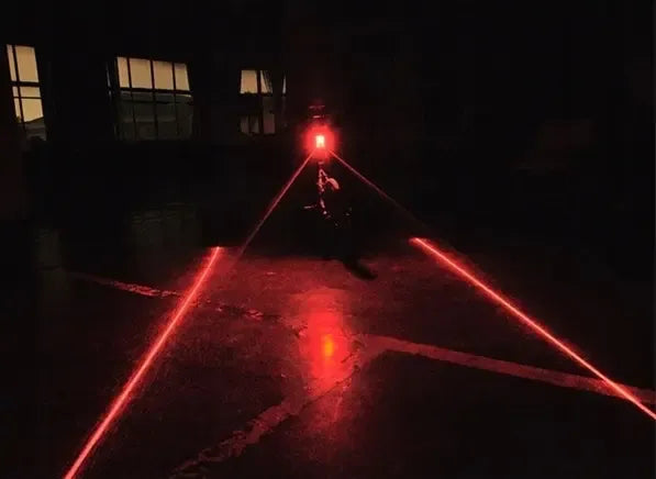 Dviračio LED žibintas su posūkių signalais ir lazeriniu atšvaitu, matomas iš šono, skirta saugiam važiavimui naktį.