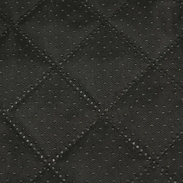 Dygsniuotas automobilio sėdynės apsauginis kilimėlis vaikų kėdutei, matmenys 79×50 cm, juodas ir atsparus dėvėjimuisi.