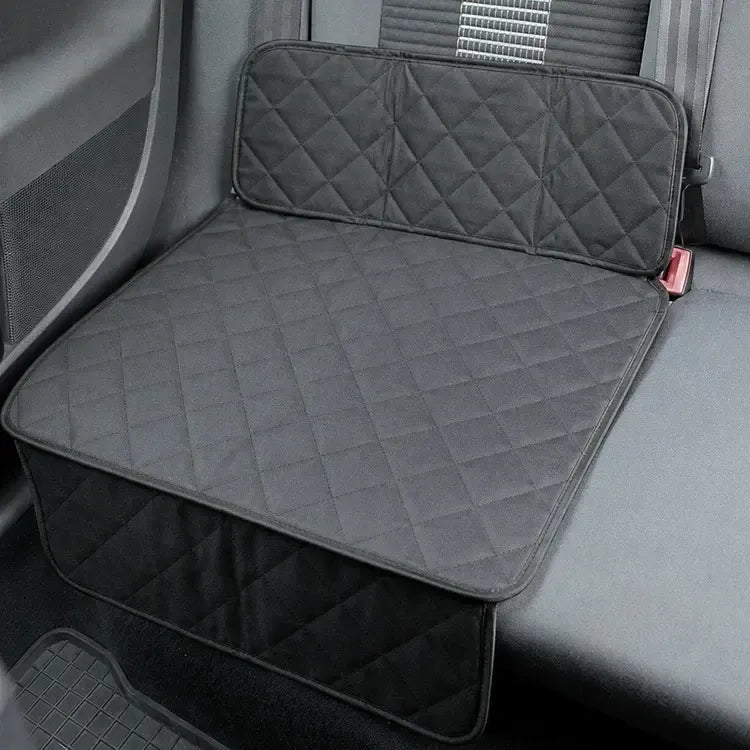 Dygsniuotas automobilių sėdynės apsauginis kilimėlis vaikų automobiliui, 79×50 cm, patvarus ir lengvai prižiūrimas.