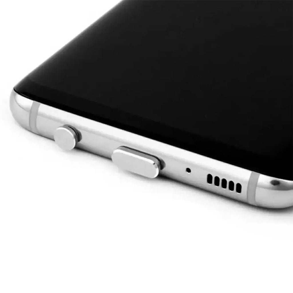 Elektroninių prietaisų prievadų apsaugos rinkinys USB-C ir AUX, apsaugantys nuo dulkių ir pažeidimų.