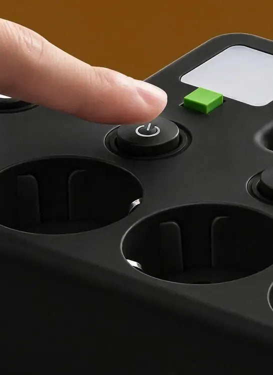 Elektros lizdo adapteris su 2 lizdais, USB-A ir USB-C jungtimis bei LED lempute, patogus elektros prietaisų prijungimui.