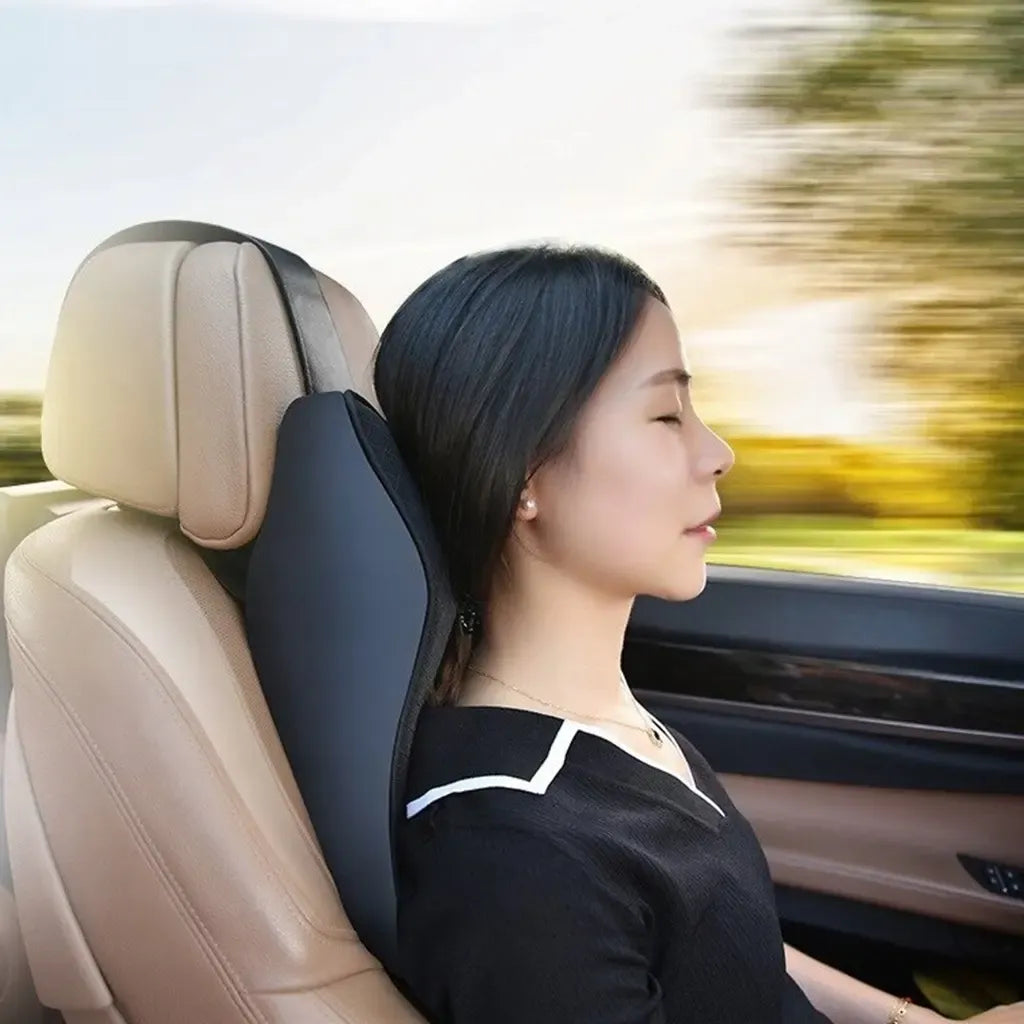 Juodos spalvos ergonominių pagalvių rinkinys automobiliui, patogiai priglunda prie galvos ir kaklo, pagerina sėdėjimo komfortą.