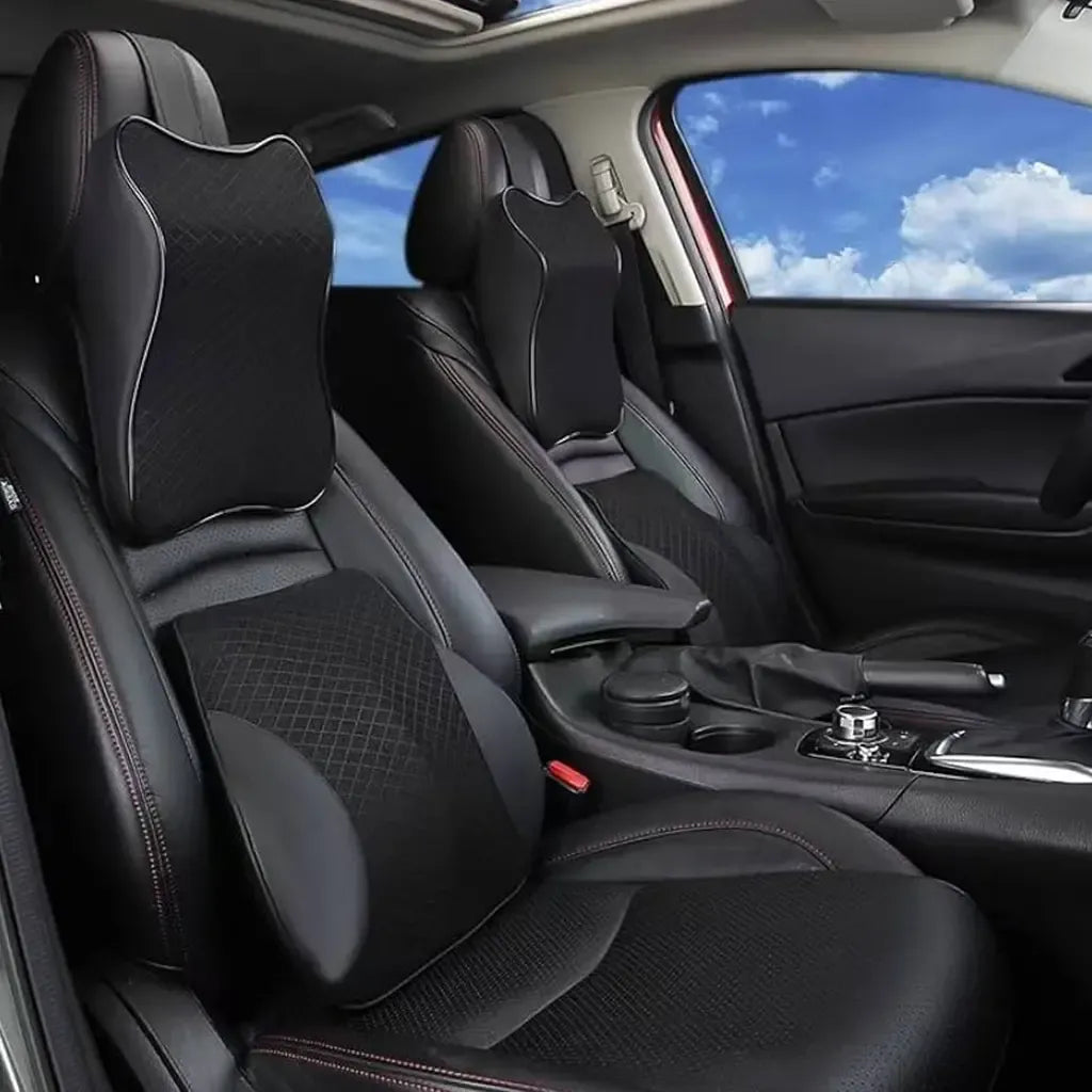 Juodos spalvos ergonominių pagalvių rinkinys automobiliui, patogiai priglunda prie galvos ir kaklo, siekiant geresnio komforto.