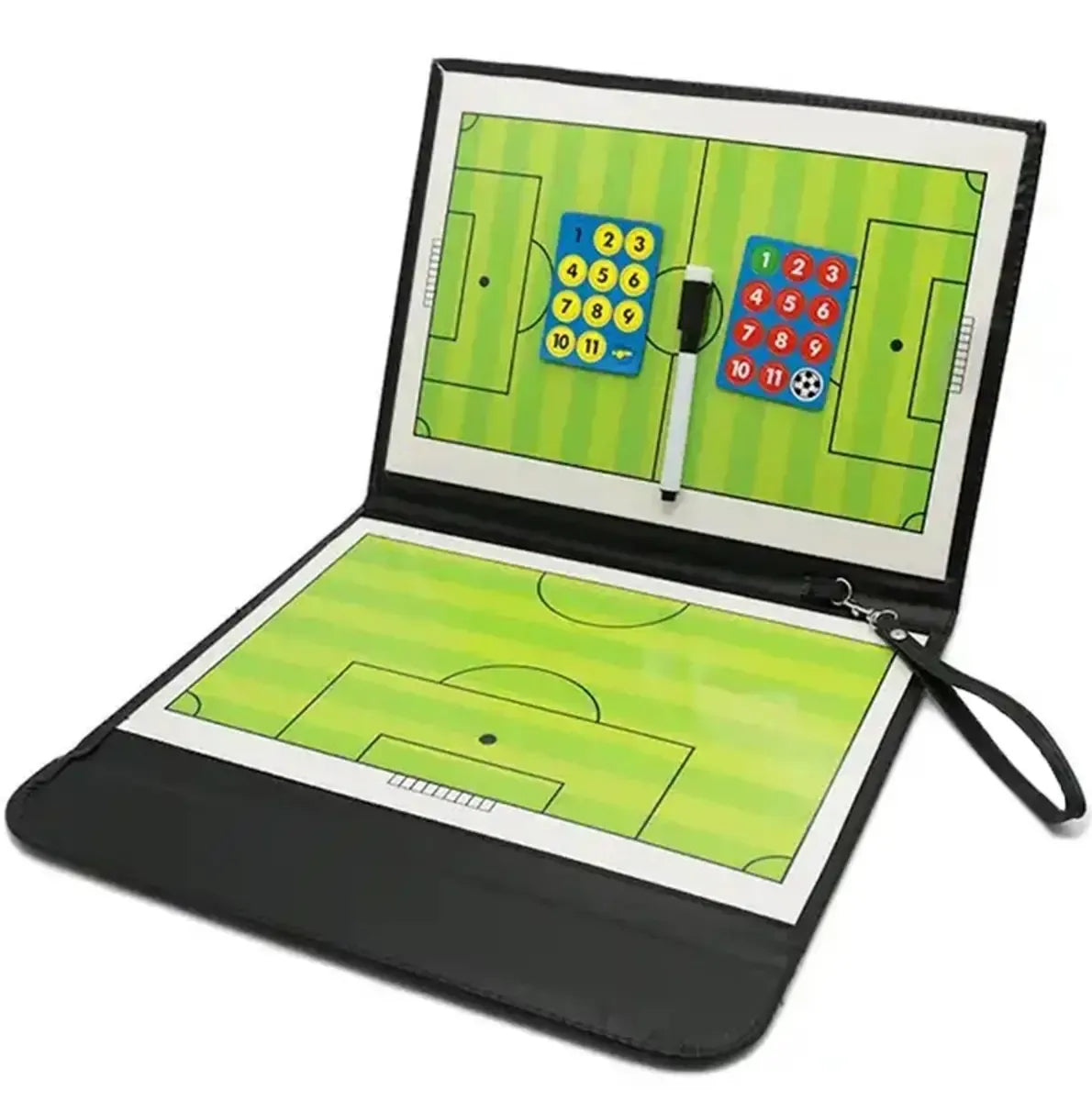 Futbolo trenerio taktinė lenta su magnetais, su žemėlapiais ir taktikos žymėmis, skirta futbolo strategijai planuoti.