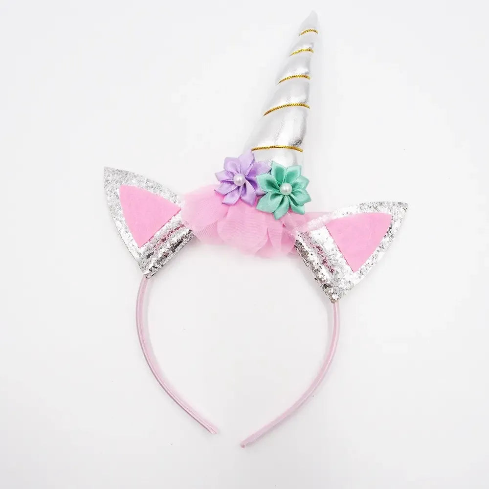Karnavalinis galvos lankelis „Unicorn“ su spalvingomis ragų ir uodegėlės detalėmis, žaismingas ir spalvingas vaikų aksesuaras.