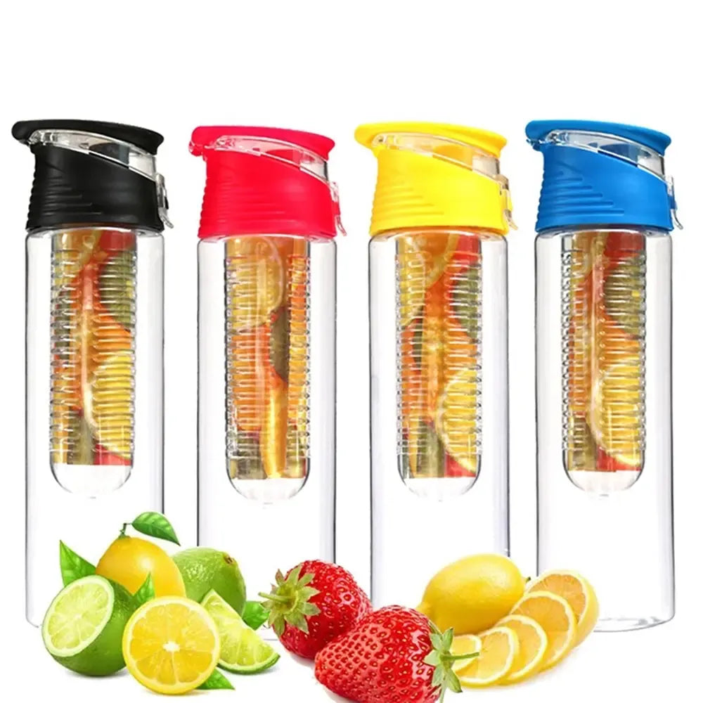 Juoda sportinė gertuvė su vaisių įdėklu, 700 ml talpa, su patogiu užpildymo skyriumi ir sportiniu dizainu.