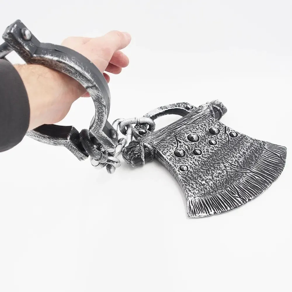 Helovino dekoracija „Kirvis“, 67 cm, plastikinė ruda ir raudona dekoracija su rankena, skirta šventei.