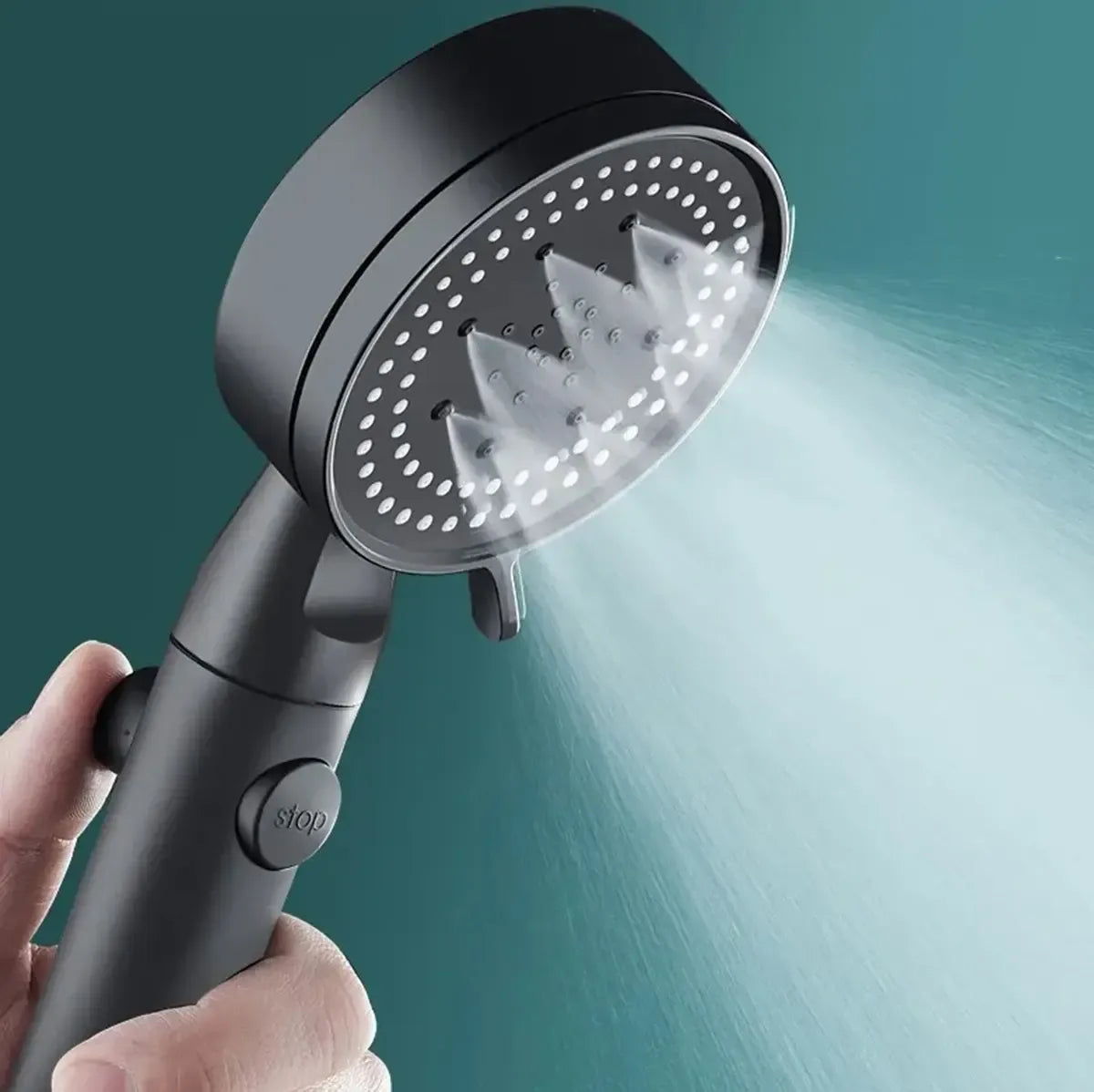 Juoda moderna dušo galvutė su ventiliatoriumi, plokščias dizainas ir vandens srovės išleidimo dalys.