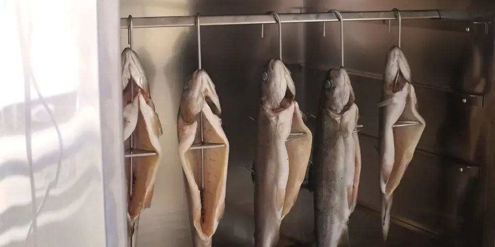 Žuvies rūkyklės kabliukas, 20 cm ilgio, tvirtas ir patvarus žvejybos įrankis žuvims kabinti.