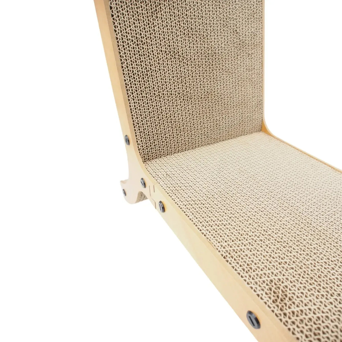 Kartoninė katės draskyklė su mediniu rėmu, ergonomiška, matmenys 57x25x49 cm, katės žaidimo ir draskymo vieta