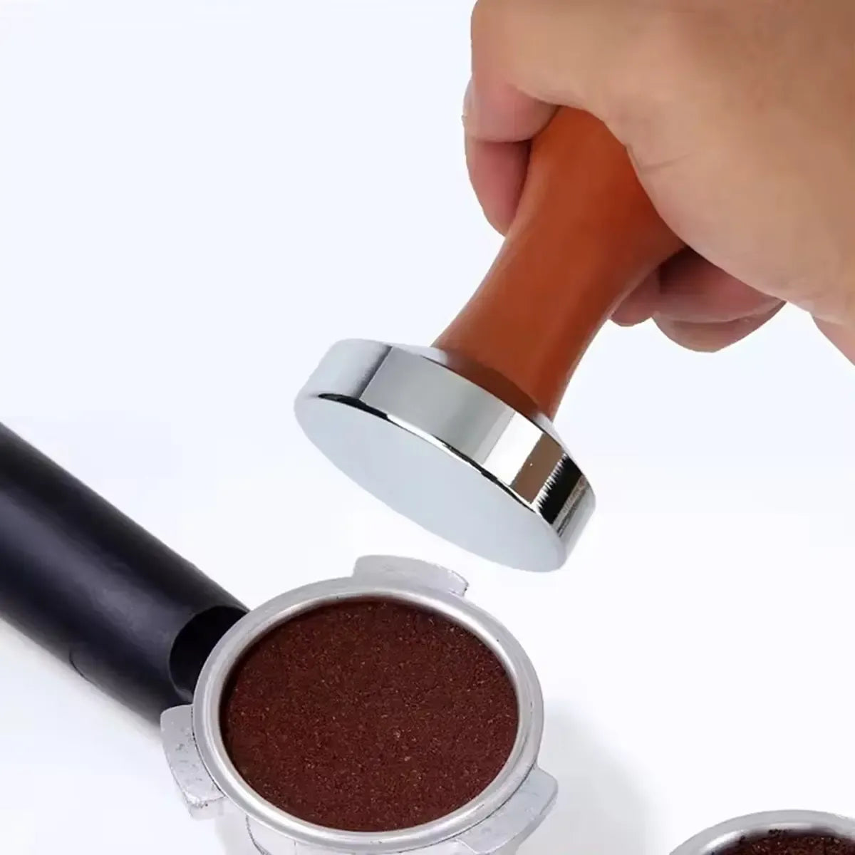Kavos grūstuvas 51 mm – kavos tamperis, juodas, su patogiu rankenos dizainu, naudojamas espresso kavos presavimui.
