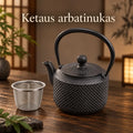 Ketaus arbatinukas su metaliniu sieteliu, tradicinės formos, tamsiai rudos spalvos, su rankena ir dangteliu.