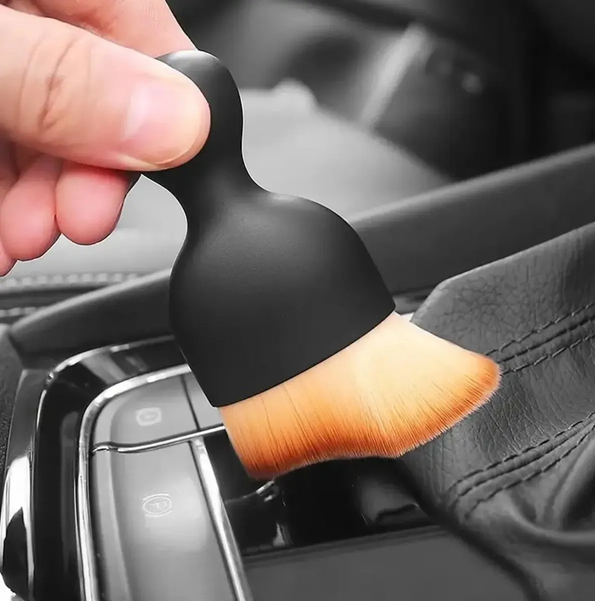 Kompaktiškas automobilių salono valymo šepetėlis, skirtas smulkių nešvarumų pašalinimui ir patogiam naudojimui.