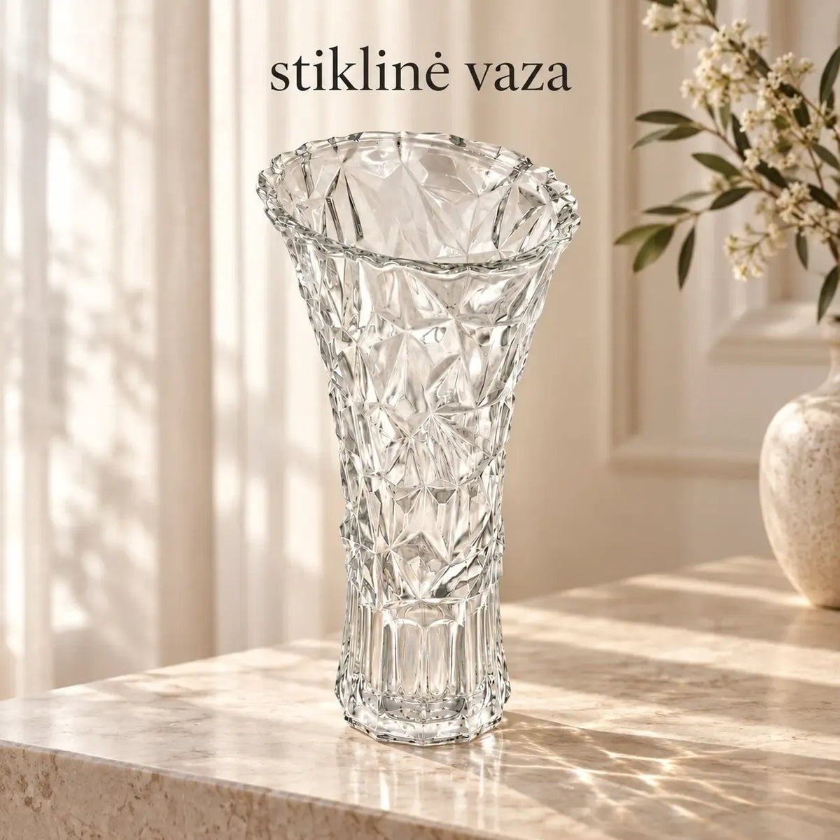 Aukšta krištolo spindesys stiklinė vaza su elegantišku dizainu, skirta gėlėms ar kaip dekoratyvinis elementas.
