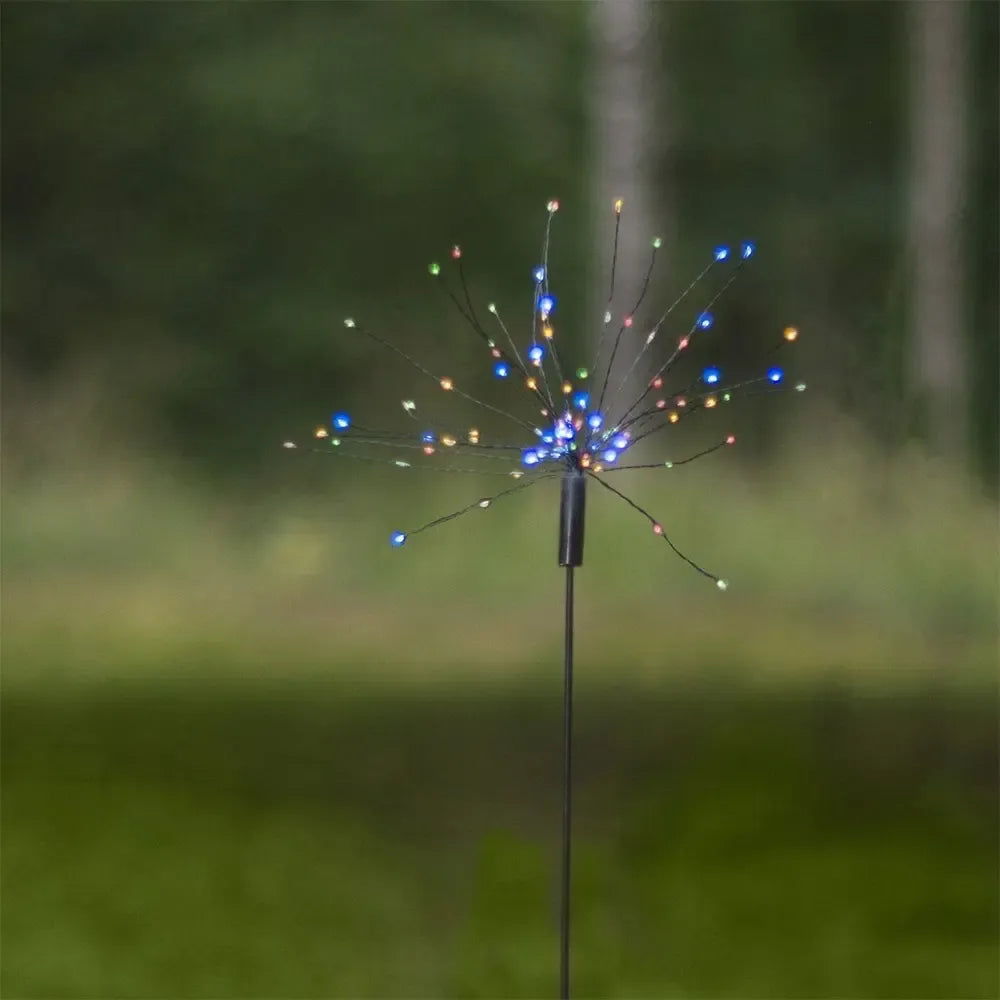 Dekoratyvinė lauko LED lemputė „Firework“ su saulės baterija, 100 cm ilgio, apšviečia lauko erdves naktį.