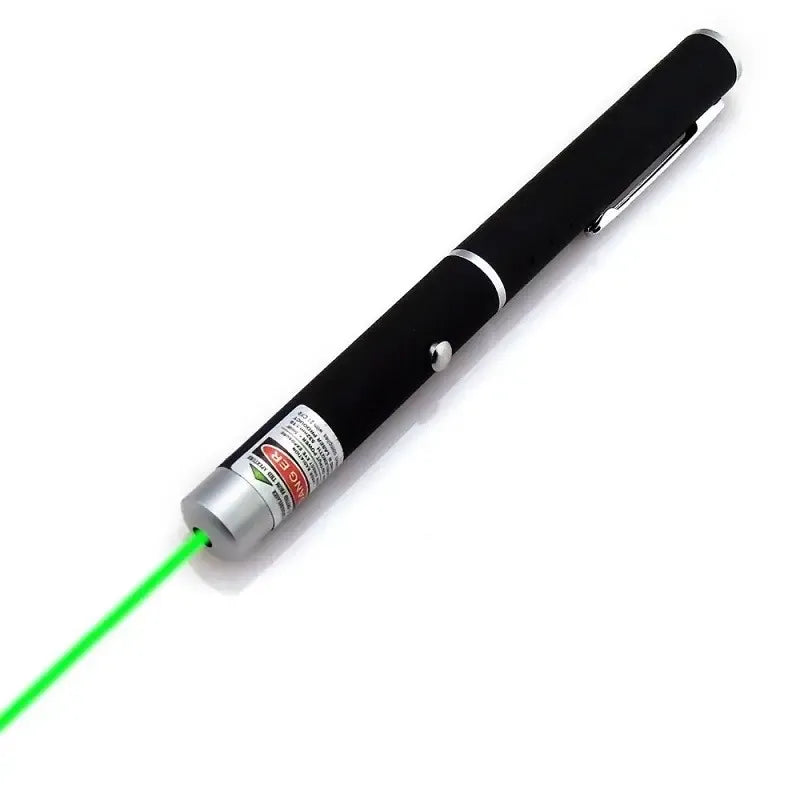 Galingas 500mW lazeris įkraunamas per USB, sidabro spalvos, su juodu valdymo mygtuku ir ilgu šviesos spinduliu.
