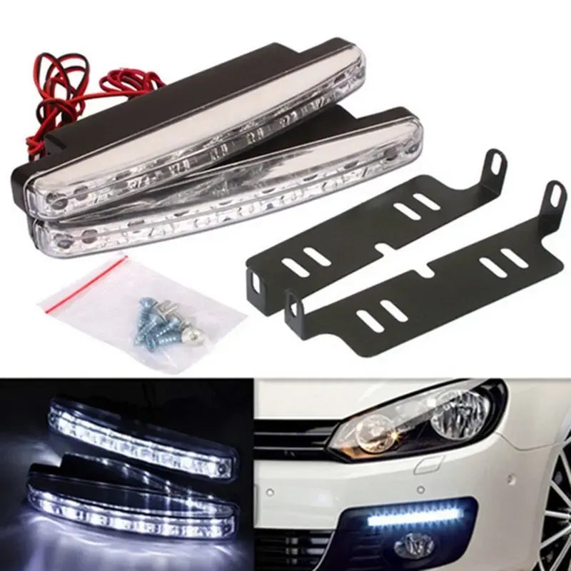 Universalūs LED dienos žibintai automobiliui, aiškiai matomi, su moderniu dizainu ir šviesos diodais, skirti geresnei matomumui.
