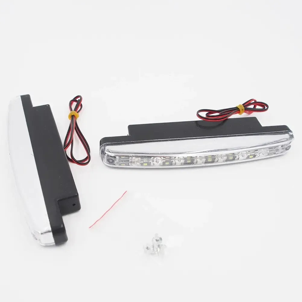 Universalūs LED dienos žibintai automobiliui, šviesūs ir modernūs, montuojami prie automobilio priekio, skirti geresnei matomumui.