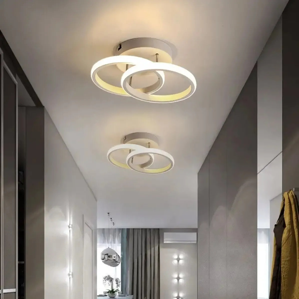 Šviesus, baltas LED lubinis šviestuvas su švelniu apšvietimu moderniame kambaryje