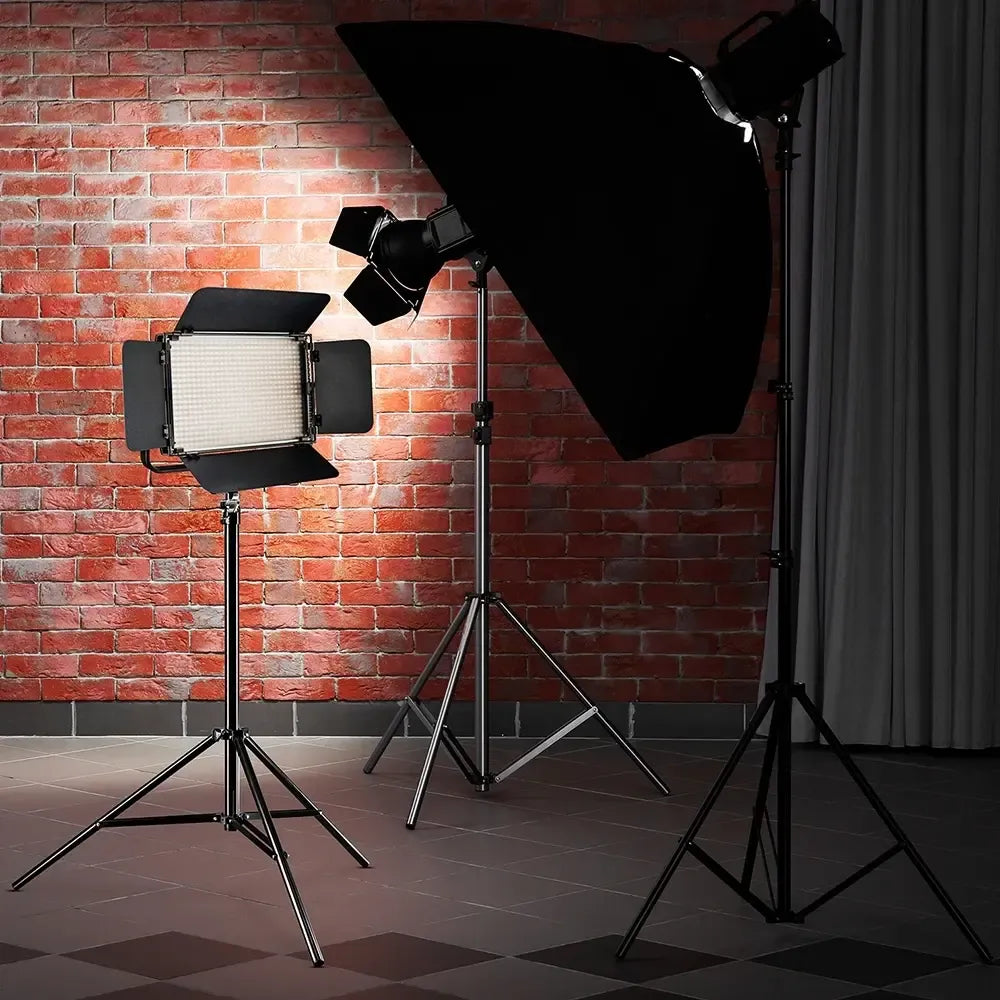 Profesionali LED panelinė lempa Pro LED 800 su trikoju, 170 cm, tinkama apšvietimui fotografijoje ar filmavime.