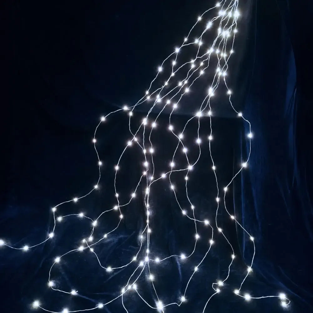 Šviesi LED girlianda su 200 LED, 10x2 m, šaltai balta, sidabrinė viela, IP44, dekoratyvi apšvietimo priemonė.