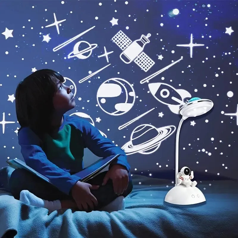 LED naktinis šviestuvas-projektorius astronautas, baltas su astronauto vaizdu, skirtas vaikų kambariui, šviesos ir vaizdo projektavimui