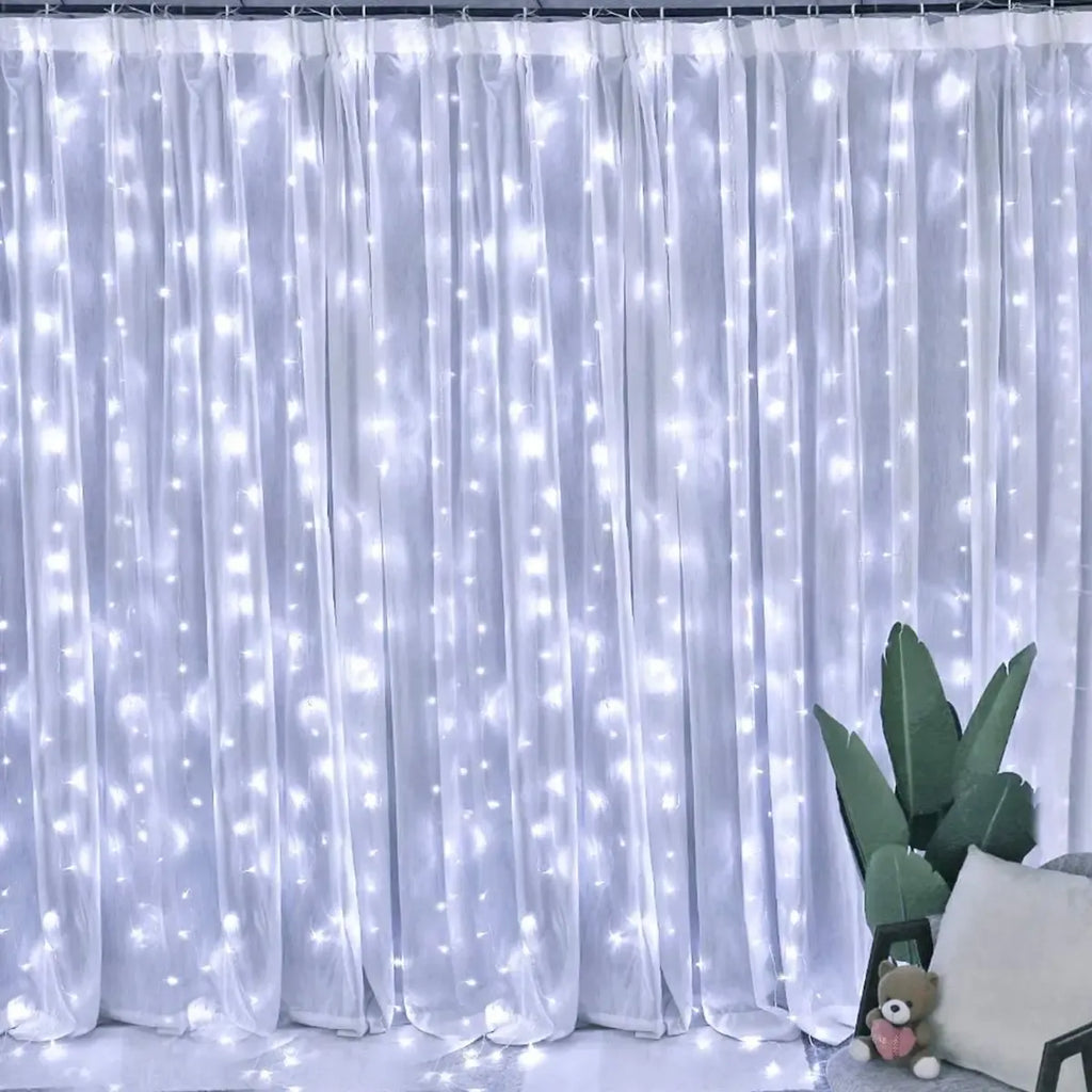 LED USB užuolaidos girlianda, šaltai balta, 3x3 m, apšviečia erdvę su šviesiomis LED lempučių eilėmis.