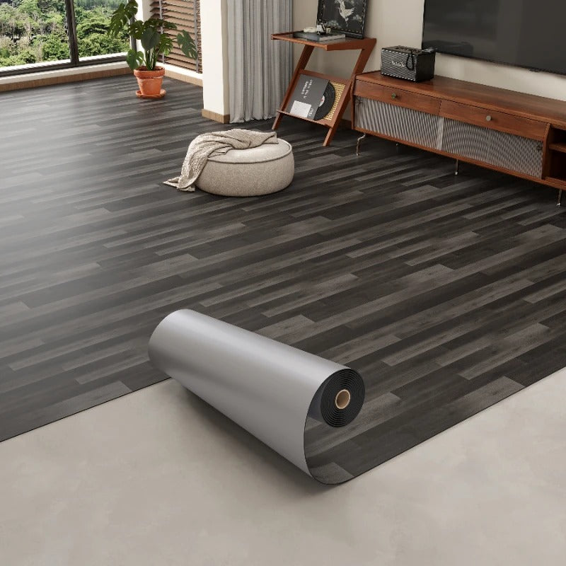Klijuojamos Lektro.lt grindys su medžio raštu, baltos spalvos, patogiai sumontuotos, matomos grindų plokštės ir klijų sluoksnis