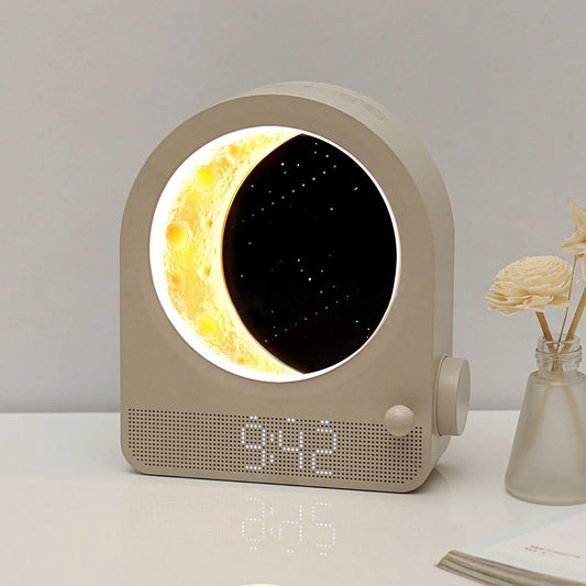 Elektrinis žadintuvas „Moon“ iš Lektro.lt su šviesos projekcija ir skaidriu dizainu.