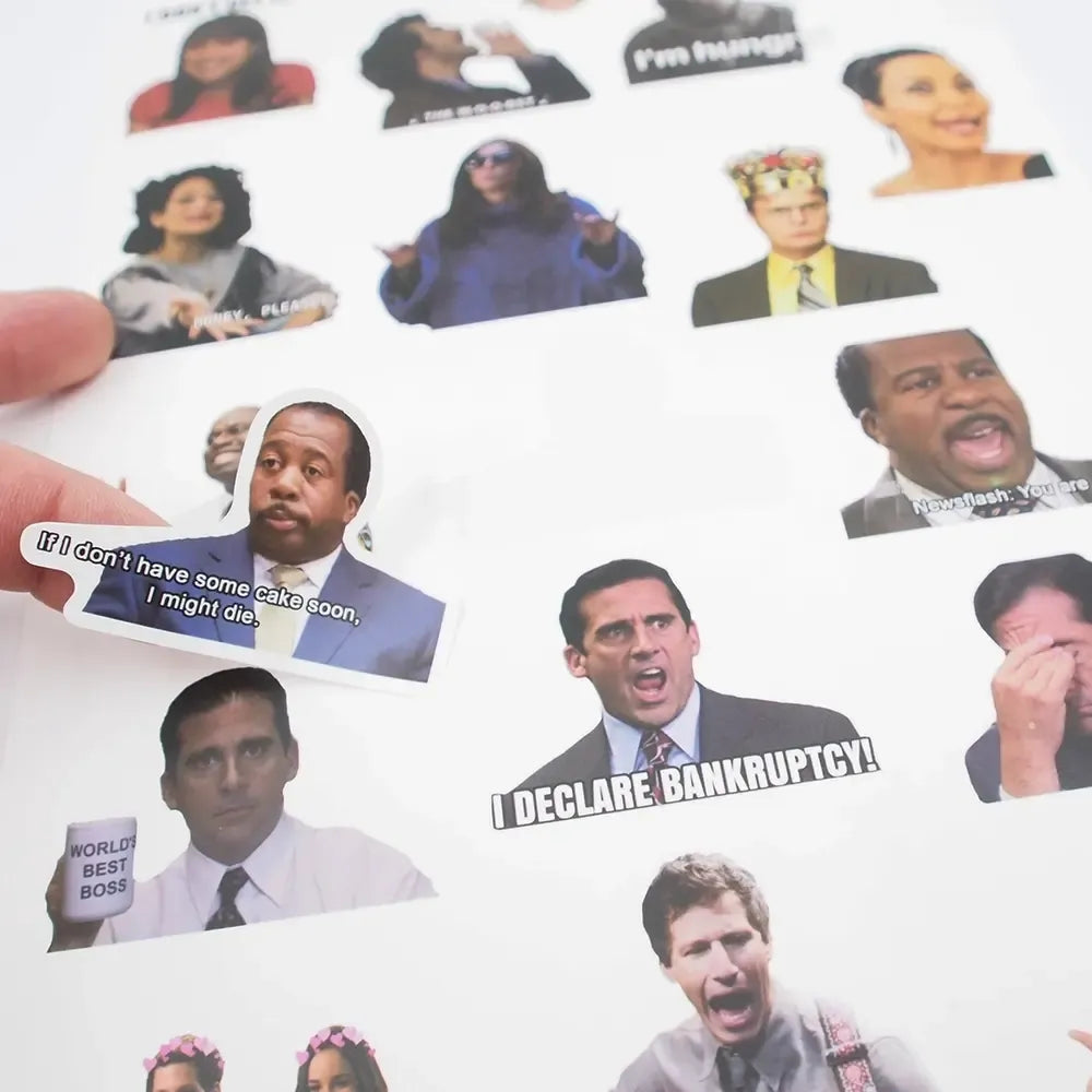 Lipdukų rinkinys „The Office“ ir „Brooklyn 99“ gerbėjams su juokingais ir ikoniškais vaizdais, skirti dekoruoti daiktus.