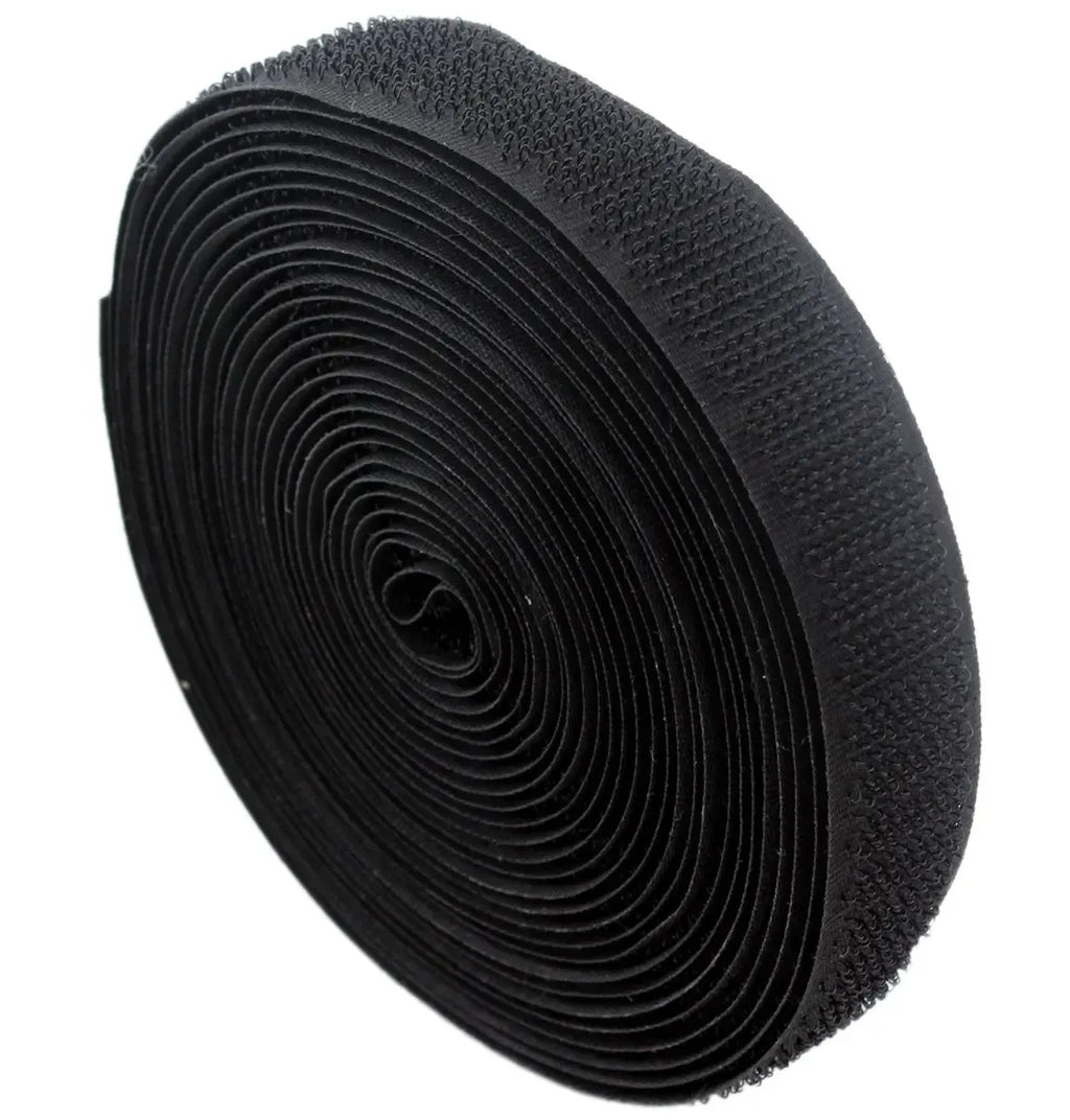 Lipni kabelių tvarkymo juosta su velcro užsegimu, 2 m ilgio, juoda, idealiai tvarko ir laiko kabelius tvarkingai.