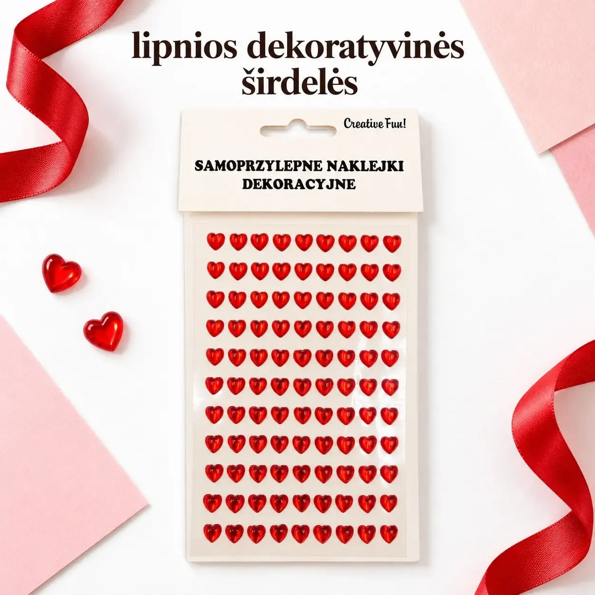Raudonos lipnios dekoratyvinės širdelės, skirtos papuošimams ir rankdarbiams, matomos ant balto fono.