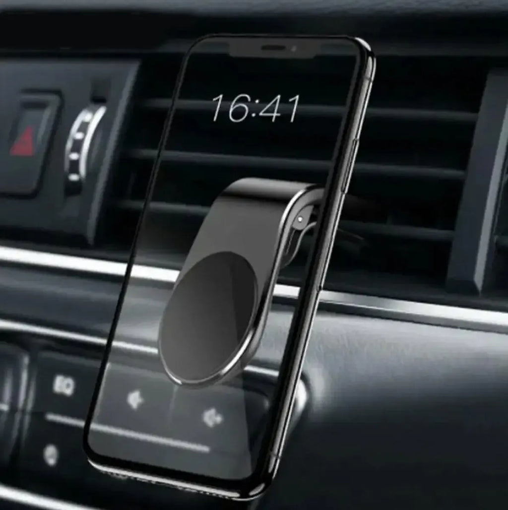 Magnetinis automobilinis telefono laikiklis į ventiliacijos angas su juodu dizainu ir patogiu telefono tvirtinimu.