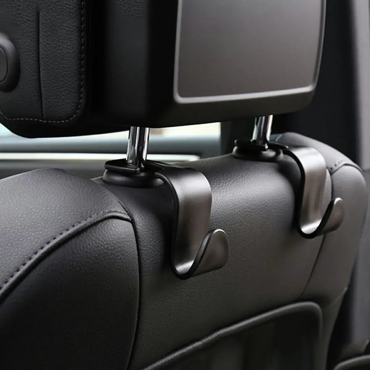 Automobilinis universalus kabliukas krepšiams ir drabužiams, pritvirtinamas prie sėdynės galvos atramos, juodas plastikinis.